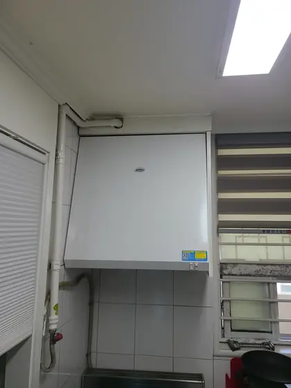 가스 후드 교체 — 새 흰색 후드 설치