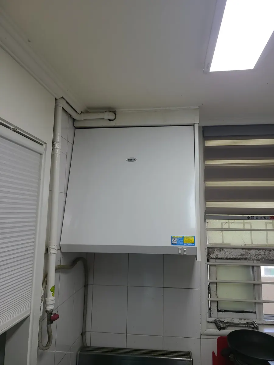 가스 후드 교체 — 새 흰색 후드 설치